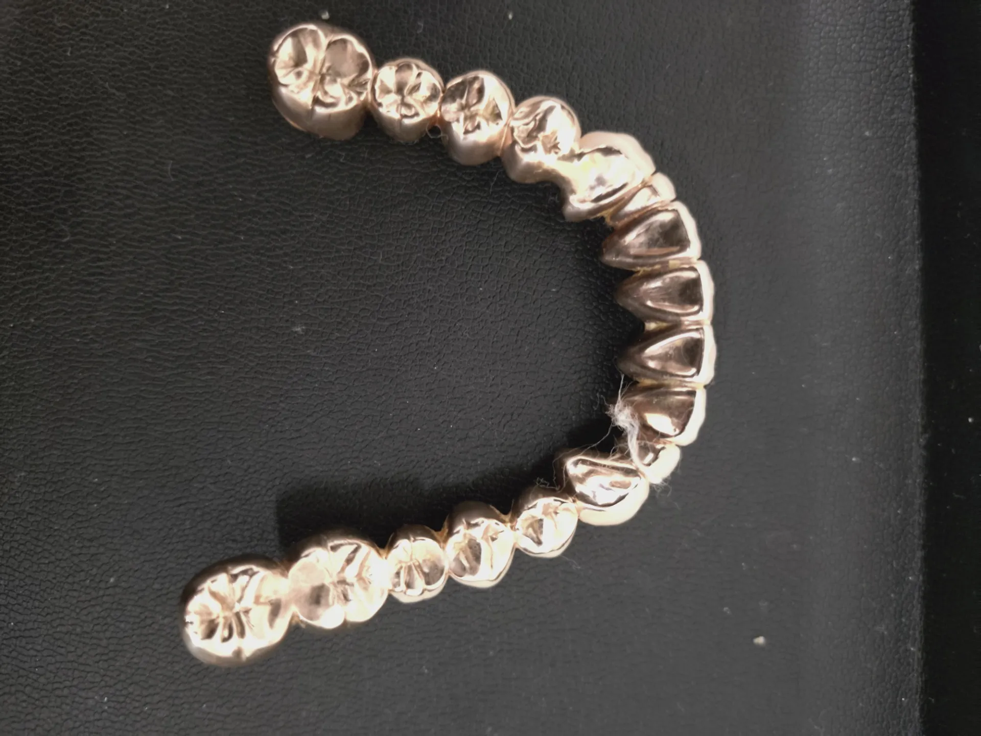 金入歯遺品整理のご相談にて、金入歯をお持ち込みいただき、お買取りさせていただきました。  歯科用の貴金属も、素材を確認のうえ査定が可能です。 「処分してよいか分からない」と迷われるお品物も、丁寧に対応させていただきます。  遺品整理やお片付けで出てきた貴金属がございましたら、ぜひお気軽にご相談ください。  #買取大吉 #買取大吉清水庵原店 #清水区買取 #金入歯 #金歯 #貴金属買取 #遺品整理 #査定無料 #リサイクル